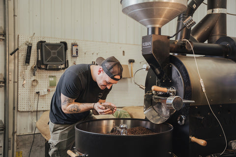 Le secret d’un bon café : Le procédé de torréfaction expliqué en 4 étapes clés