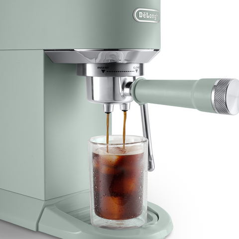 Machine à espresso compacte Dedica Duo Cold Brew vert pistache – De'Longhi