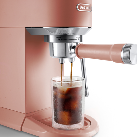 Machine à espresso compacte Dedica Duo Cold Brew rose – De'Longhi