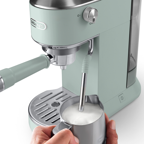 Machine à espresso compacte Dedica Duo Cold Brew vert pistache – De'Longhi