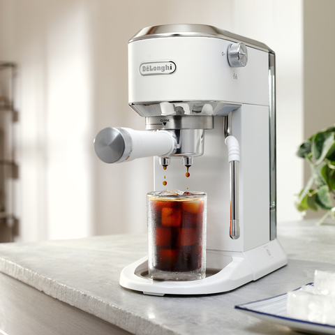 Machine à espresso compacte Dedica Duo Cold Brew vanille – De'Longhi
