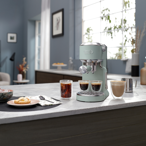 Machine à espresso compacte Dedica Duo Cold Brew vert pistache – De'Longhi