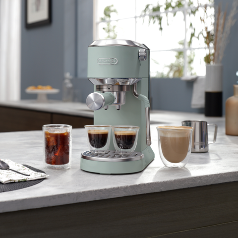 Machine à espresso compacte Dedica Duo Cold Brew vert pistache – De'Longhi