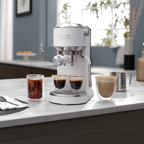 Machine à espresso compacte Dedica Duo Cold Brew vanille – De'Longhi