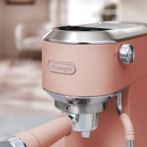 Machine à espresso compacte Dedica Duo Cold Brew rose – De'Longhi