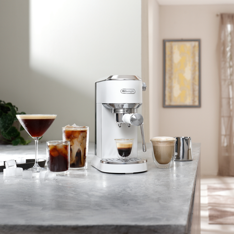 Machine à espresso compacte Dedica Duo Cold Brew vanille – De'Longhi
