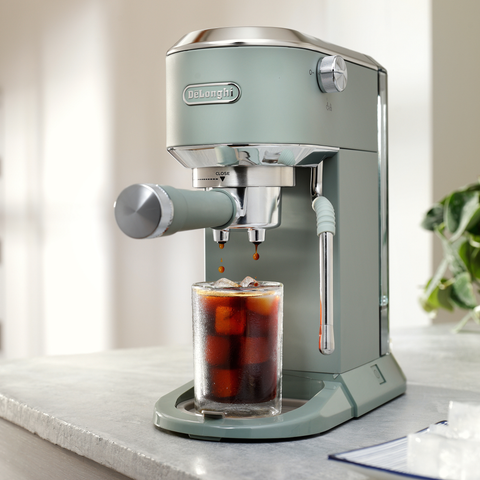 Machine à espresso compacte Dedica Duo Cold Brew vert pistache – De'Longhi