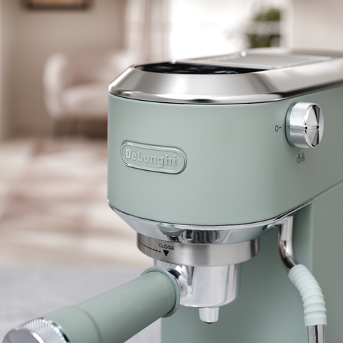 Machine à espresso compacte Dedica Duo Cold Brew vert pistache – De'Longhi