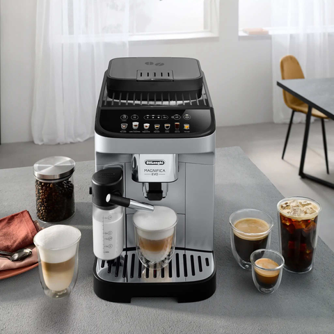 Machine à café automatique Magnifica Evo De'Longhi préparant espresso et cappuccino avec moulin intégré et système LatteCrema