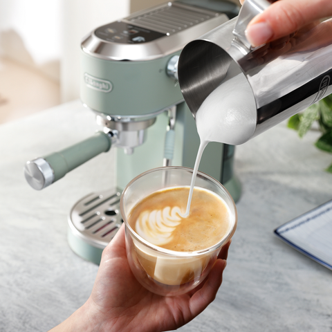 Machine à espresso compacte Dedica Duo Cold Brew vert pistache – De'Longhi