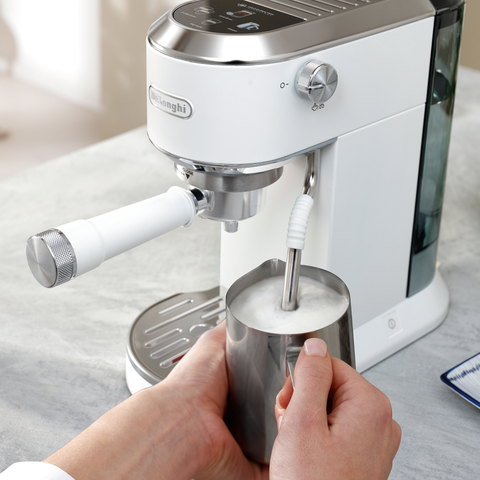 Machine à espresso compacte Dedica Duo Cold Brew vanille – De'Longhi