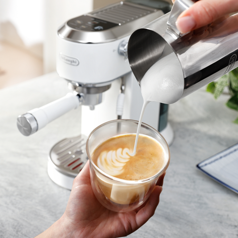 Machine à espresso compacte Dedica Duo Cold Brew vanille – De'Longhi
