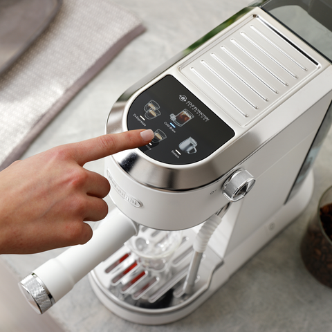Machine à espresso compacte Dedica Duo Cold Brew vanille – De'Longhi