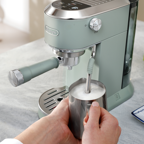 Machine à espresso compacte Dedica Duo Cold Brew vert pistache – De'Longhi