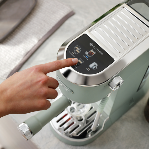 Machine à espresso compacte Dedica Duo Cold Brew vert pistache – De'Longhi