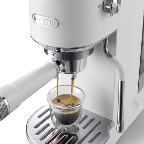 Machine à espresso compacte Dedica Duo Cold Brew vanille – De'Longhi